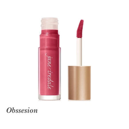 Na zdjęciu widoczny jest błyszczyk do ust Jane Iredale w odcieniu Obsession. To intensywny odcień malinowo-czerwony, określany jako matowy truskawkowy czerwony (matte strawberry red). Wyrazisty, kobiecy kolor