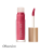 Na zdjęciu widoczny jest błyszczyk do ust Jane Iredale w odcieniu Obsession. To intensywny odcień malinowo-czerwony, określany jako matowy truskawkowy czerwony (matte strawberry red). Wyrazisty, kobiecy kolor