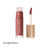 Na zdjęciu widoczny jest błyszczyk do ust Jane Iredale w odcieniu Compulsion. Produkt znajduje się w eleganckim opakowaniu z aplikatorem zakończonym gąbeczką i złotą nakrętką. Odcień Compulsion to ciepły, średni brąz z różowym podtonem