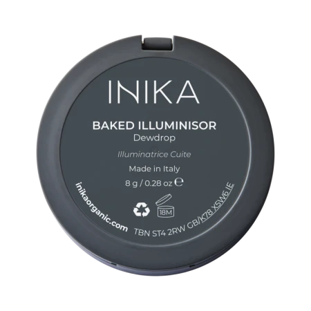 Na zdjęciu widoczna jest tylna etykieta produktu INIKA Organic Baked Illuminisor – Dewdrop. Rozświetlacz wypiekany w odcieniu Dewdrop, wyprodukowany we Włoszech. Formuła oparta na naturalnych składnikach