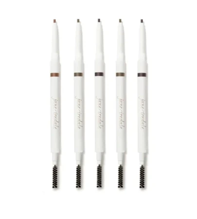 Na zdjęciu zestaw pięciu kredek do brwi PureBrow Precision Pencil.  Każda kredka jest dwustronna, z jednej strony jest skośna końcówka w konkretnym kolorze, z drugiej wygodna spiralka do wyczesywania i stylizowania brwi.