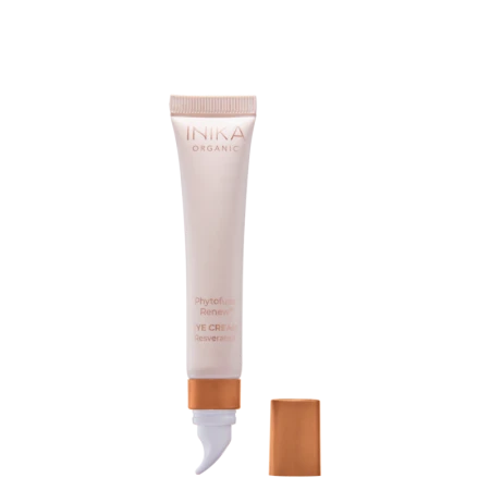 Na zdjęciu znajduje się krem pod oczy marki INIKA Organic z serii Phytofuse Renew. Produkt jest w jasnej, eleganckiej tubce zakończonej aplikatorem typu „bezzapachowy masażer”. Opakowanie ma minimalistyczny design w odcieniach różu i miedzi