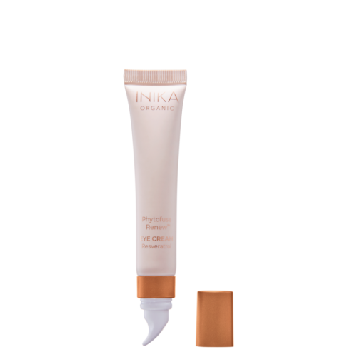 Na zdjęciu znajduje się krem pod oczy marki INIKA Organic z serii Phytofuse Renew. Produkt jest w jasnej, eleganckiej tubce zakończonej aplikatorem typu „bezzapachowy masażer”. Opakowanie ma minimalistyczny design w odcieniach różu i miedzi