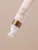 zdjęcie przedstawia zbliżenie na końcówkę tubki kremu pod oczy INIKA Organic Phytofuse Renew Eye Cream Produkt posiada aplikator o ergonomicznym kształcie, zakończony białą, masującą końcówką, przez którą wydobywa się niewielka ilość kremu