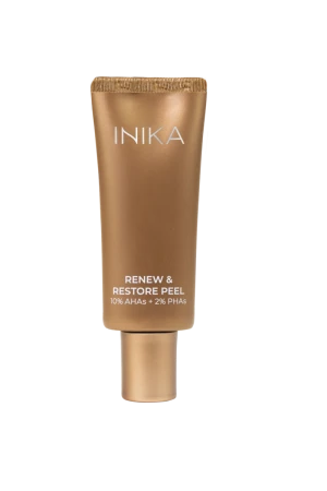 Na zdjęciu znajduje się kosmetyk marki INIKA Organic – Renew & Restore Peel. Produkt zamknięty jest w eleganckiej, złoto-miedzianej tubie z matowym wykończeniem, co podkreśla luksusowy charakter formuły.