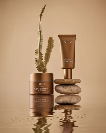 Na zdjęciu zaprezentowano dwa luksusowe produkty pielęgnacyjne marki INIKA Organic: Overnight Repair Treatment, Renew & Restore Peel