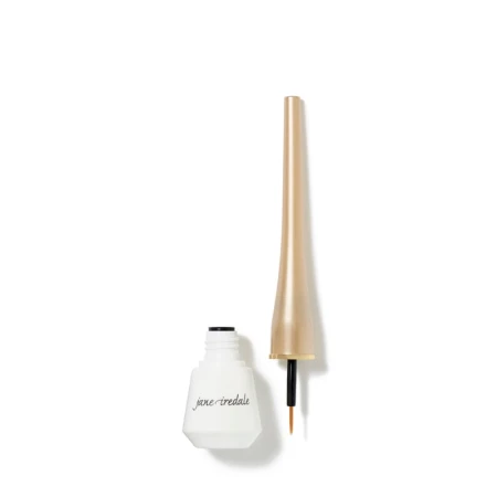 Eyeliner w płynie marki jane iredale, z cienkim, precyzyjnym pędzelkiem – idealnym do tworzenia dokładnych kresek. Produkt w eleganckim, smukłym opakowaniu z białym, matowym dołem i złotą zakrętką.