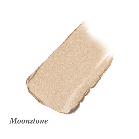 Na zdjęciu znajduje się próbka kremowego cienia do powiek w odcieniu Moonstone marki jane iredale. Kolor ten to delikatny szampański z perłowym wykończeniem. Ma subtelny blask, który doskonale rozświetla powiekę, nadając świeżości i elegancji.