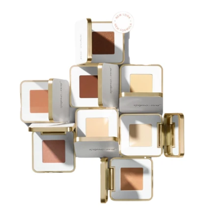 Na zdjęciu widzimy osiem cieni do powiek Jane Iredale z serii pojedynczych cieni do powiek w kwadratowych opakowaniach z białą i złotą oprawą.