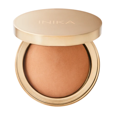 Na zdjęciu widoczny jest produkt INIKA Organic Baked Mineral Bronzer w odcieniu Sunkissed. Elegancki, złoty kompakt skrywa wypiekany bronzer o ciepłym, złocistym odcieniu.
