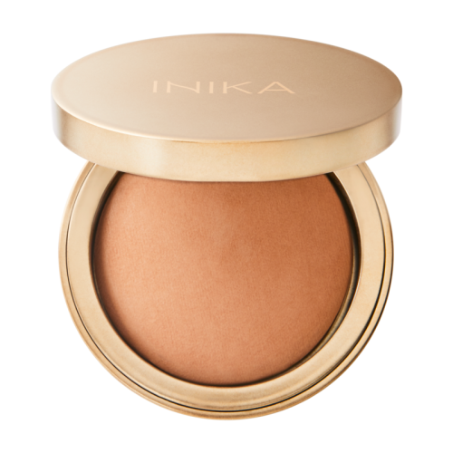 Na zdjęciu widoczny jest produkt INIKA Organic Baked Mineral Bronzer w odcieniu Sunkissed. Elegancki, złoty kompakt skrywa wypiekany bronzer o ciepłym, złocistym odcieniu.