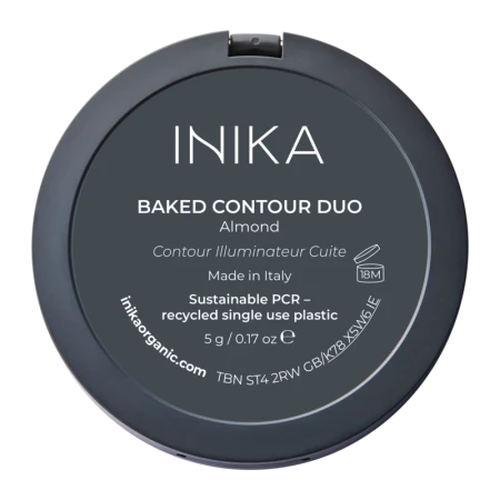 Na zdjęciu widoczna jest tylna strona opakowania produktu INIKA Organic Baked Contour Duo w odcieniu Almond. Opakowanie jest okrągłe, w matowym, grafitowo-czarnym kolorze, z białym nadrukiem zawierającym podstawowe informacje o produkcie
