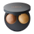 Na zdjęciu znajduje się otwarte opakowanie INIKA Organic Baked Highlight Duo – wypiekany rozświetlacz w dwóch odcieniach. Produkt umieszczony jest w eleganckim, czarnym kompaktowym etui z logo INIKA w kolorze miedzianym na wieczku.
