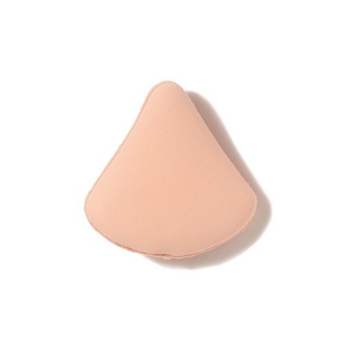 Na zdjęciu jest gąbka do makijażu marki jane iredale,  służąca do nakładania podkładu.  beżowy materiał,  trójkątny kształt – idealny do precyzyjnej aplikacji w okolicach oczu i nosa,  satynowa tasiemka z logo jane iredale ułatwiająca chwyt.