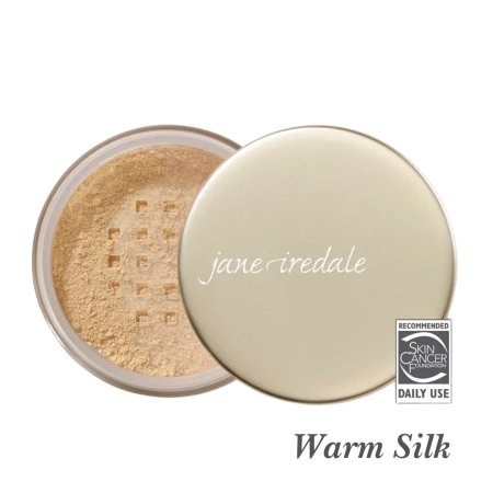 Warm Sienna to sypki podkład mineralny Jane Iredale o ciepłym, średnim odcieniu z żółto-beżowymi tonami, idealny dla skóry lekko opalonej lub o oliwkowej karnacji, z ochroną SPF 15 i rekomendacją Skin Cancer Foundation.