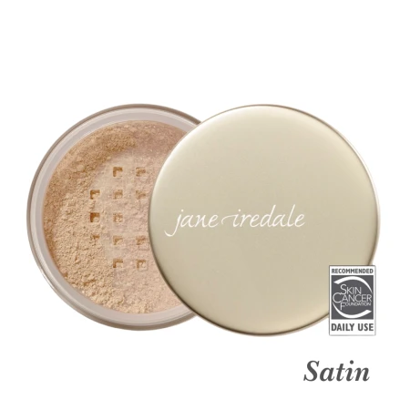 Satin to sypki podkład mineralny Jane Iredale w neutralnym, jasnym odcieniu dla skóry o zrównoważonym tonie, zapewniający naturalne wykończenie, ochronę SPF 15 oraz rekomendację Skin Cancer Foundation.