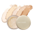 Na zdjęciu jest sypki puder mineralny jane iredale, zaprezentowany w otwartym pojemniku z sitkiem oraz z zamknięciem w kolorze perłowego złota z logo marki.  W tle przedstawiono różne odcienie produktu, rozprowadzone w postaci smug.