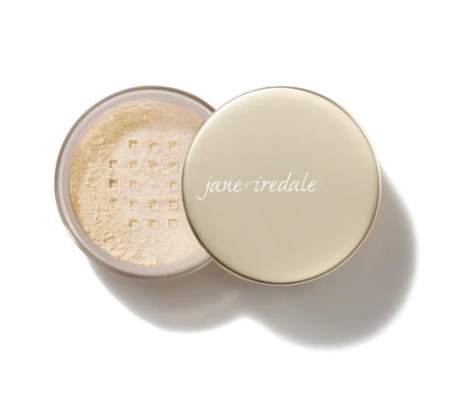 Na zdjęciu jest sypki puder mineralny jane iredale, zaprezentowany w otwartym pojemniku z sitkiem oraz z zamknięciem w kolorze perłowego złota z logo marki.