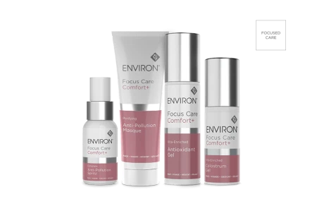 Wszystkie produkty linii Environ Focus Care Comfort stojące obok siebie na jasnym tle.