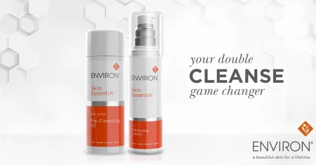 Dwa produkty linii Skin Essentia tj. Pre-Cleansing Oil i Cleancing Lotion, stojące obok siebie na jasnym tle, opisane jako duet idealny do dobrego demakijażu.