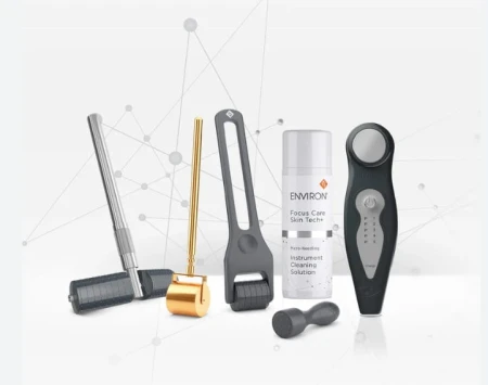 Zdjęcie wszystkich urządzeń do mikronakłuwania ciała z linii Environ Skin Tech stojące obok siebie na jasnym tle.