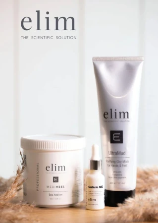 Na zdjęciu widoczne są trzy produkty marki Elim: duży pojemnik z napisem „MediHeel Spa Additive”, buteleczka z pipetą „Cuticle MD” oraz tubka „UltraMud Purifying Clay Mask”. Tło jest jasne, a wokół produktów znajdują się dekoracyjne suche trawy.