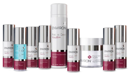 Wszystkie produkty linii Environ Focus Care Youth, stojące obok siebie na jasnym tle.