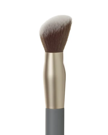 Na zdjęciu jest pędzel do makijażu marki jane iredale. Ma lekko skośnie ścięte, gęste włosie w odcieniach brązu i bieli oraz ciemny trzonek.