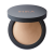 Na zdjęciu widoczny jest otwarty kompaktowy puder marki INIKA Organic. Produkt znajduje się w eleganckim, czarnym opakowaniu z logo INIKA na pokrywce w kolorze miedzianym. Puder ma jednolitą, wypiekaną powierzchnię w odcieniu beżowym