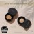 ChatGPT powiedział:  Na zdjęciu widoczne są dwa otwarte pojemniczki z mineralnym podkładem sypkim INIKA Organic (Loose Mineral Foundation SPF 25). Pojemniczki leżą na jasnym tle, a obok nich umieszczono podpisy wskazujące kluczowe składniki formuły