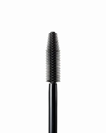 Szczoteczka tuszuJane Iredale Lash Fixation Tubing Mascara w dużym zbliżeniu. Kształt stożkowy, gęste, równomierne  silikonowe wypustki równomiernie rozdzielają rzęsy, zapobiegają ich sklejaniu i umożliwiają dokładne pokrycie tuszem.