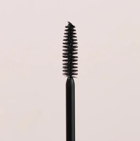 Szczoteczka tuszu Longest Lash Mascara Jane Iredale. Tradycyjna spiralka z włosiem o równomiernym rozłożeniu.  Zwężający się ku końcowi kształt ułatwia precyzyjną aplikację, zwłaszcza w kącikach oka.