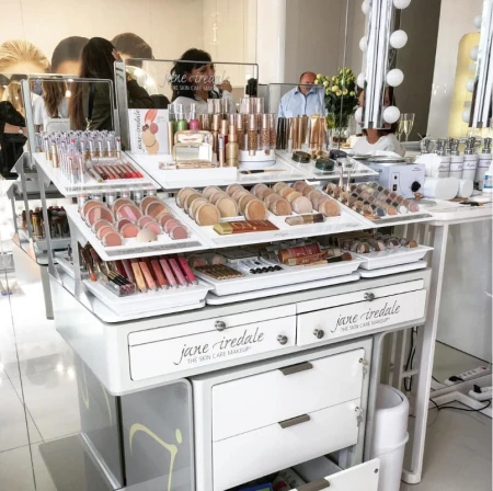 STojak ekspozycyjny , wystawowy z bardzo dużą ilością kosmetyków jane iredale, któe można wypróbować i przetestowac.