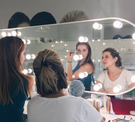 Zdjęcie oddaje profesjonalną, elegancką atmosferę miejsca – prawdopodobnie salonu lub punktu sprzedaży z usługą doradztwa makijażowego. Idealne do pokazania przebiegu lekcji makijażu dziennego lub promocji vouchera.