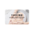 Voucher na zabieg Skin Longevity w salonie Fontanna Młodości Instytut Antiaging.  Na nim znajdują się tytuł,  logo salonu, miejsce na imię osoby obdarowanej, kod. W tle jest leżąca kobieta z opaską na głowie podczas masażu. Voucher ma elegancki wygląd.