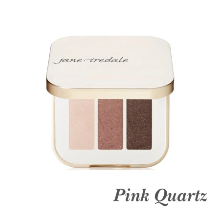 Potrójny cień do powiek w odcieniu Pink Quartz. Paletka zawiera trzy harmonijnie dobrane kolory:  Jasny różowy beż, Różowo-miedziany połysk i głęboki brąz z różową poświatą.