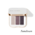 Na zdjęciu jest potrójna paletka cieni do powiek Jane Iredale w odcieniu Sundown. Zawiera trzy odcienie o chłodnej, wieczorowej tonacji: połyskujący taupe (szarobrązowy), chłodna, śliwkowa tonacja z błyskiem, intensywny grafitowy cień z połyskiem