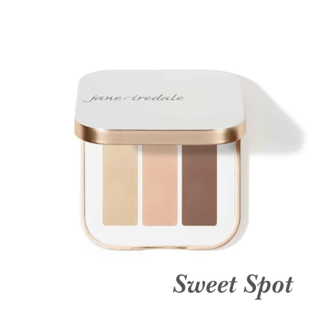Na zdjęciu  jest potrójna paletka cieni do powiek Jane Iredale w odcieniu Sweet Spot. Zawiera trzy cienie w ciepłych, neutralnych odcieniach, idealnych na co dzień matowy kremowy cień, matowy brzoskwiniowy nude,  matowy ciepły brąz.