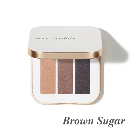 Paletka Jane Iredale w odcieniu Brown Sugar to eleganckie połączenie odcieni brązu z lekkim połyskiem: połyskujący złotawy brąz, błyszczący, neutralny brąz z nutą chłodnego beżu, ciemny brąz z grafitowym połyskiem.