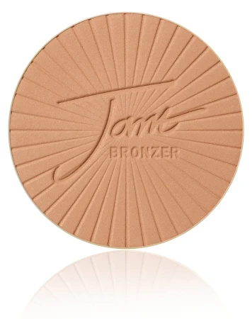 Na zdjęciu widzimy bronzer w odcieniu Light (jasnobrązowy). To delikatny, subtelny odcień jasnobrązowy, doskonały dla jasnych i średnich karnacji, wprowadzający lekkość i promienny wygląd.
