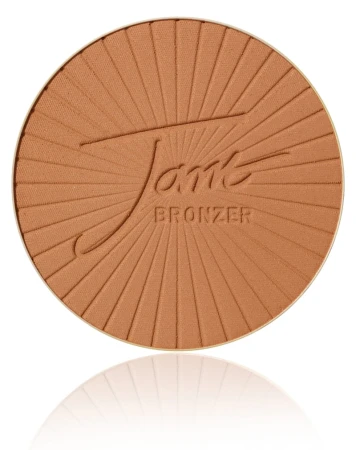 Na zdjęciu widzimy bronzer w odcieniu Medium (karmelowy brąz). To ciepły, słodki odcień karmelowego brązu, idealny dla średnio‑ciemnych tonów skóry, nadając jej naturalny, zdrowy blask.