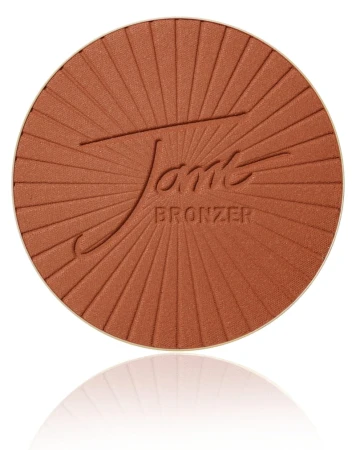 Na zdjęciu widzimy bronzer w odcieniu DARK. Dark (czekoladowy brąz) to intensywny, głęboki odcień czekoladowego brązu, stworzony z myślą o ciemnych i bardzo ciemnych karnacjach.