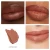 Na zdjeciu szminka Jane iredale w odcieniu Copper Dune, pokazana na ustach modelki. To połączenie delikatnego brązu z miedzianym, lekko rudo-złotym połyskiem. Idealny dla podkreślenia ust naturalnym, ale wyrazistym kolorem o satynowym wykończeniu.