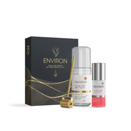 Na grafice jest zestaw Environ Gold Luxe Edition HA Micro-Needling Duo. W eleganckim, czarnym pudełku ze złotymi liniami mamy: złoty dermaroller (Gold Cosmetic Roll-CIT) i Intensive Hydrating Serum. Zestaw ma luksusowy charakter, idealny na prezent.