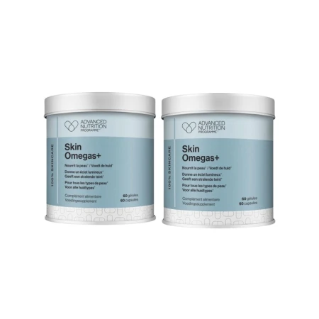 Dwa Opakowania suplementu Skin Omegas+ marki Advanced Nutrition Programme. Niebieska puszka z napisem „Skin Omegas+” i informacją, że produkt odżywia skórę, nadaje jej blask i jest odpowiedni dla wszystkich typów skóry. Zawiera 60 kapsułek.