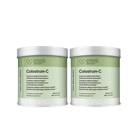 Dwa białe, cylindryczne puszki z zieloną etykietą zawierające suplement diety Colostrum-C marki Advanced Nutrition Programme. Etykieta informuje o zawartości 60 kapsułek wspierających układ odpornościowy.