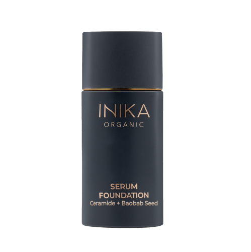 Na zdjęciu widoczny jest kosmetyk marki INIKA Organic – Serum Foundation (podkład serum) z ceramidami i nasionami baobabu. Produkt umieszczono na białym tle, co podkreśla jego elegancki, minimalistyczny design. Ciemnogranatowe opakowanie ze złotym napisem