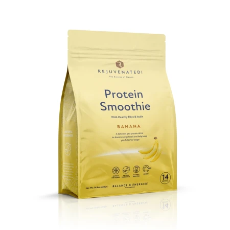 Zdjęcie przedstawia stojące, beżowe, zamykane strunowo opakowanie proszku Rejuvenated Protein Smoothie o smaku bananowym. Obok napisu "BANANA" widoczna jest grafika przedstawiająca kiść bananów.