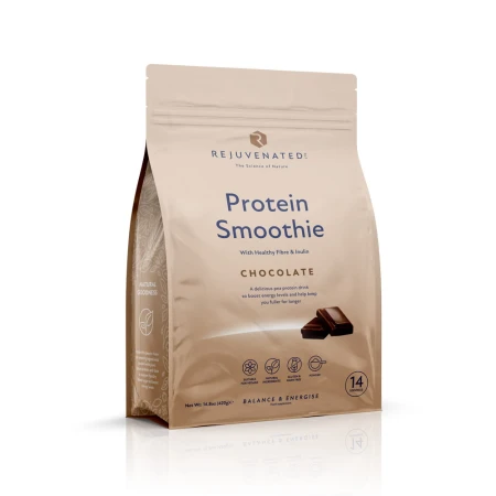 Zdjęcie przedstawia stojące, beżowe opakowanie proszku Rejuvenated Protein Smoothie o smaku czekoladowym. Na etykiecie widoczne są napisy: "Protein Smoothie", "CHOCOLATE", "With Healthy Fibre & Inulin"
