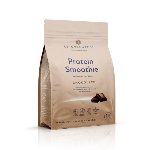 Zdjęcie przedstawia stojące, beżowe opakowanie proszku Rejuvenated Protein Smoothie o smaku czekoladowym. Na etykiecie widoczne są napisy: "Protein Smoothie", "CHOCOLATE", "With Healthy Fibre & Inulin"